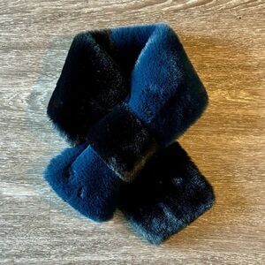 Hat Attack faux fur blue/black short scarf. One size